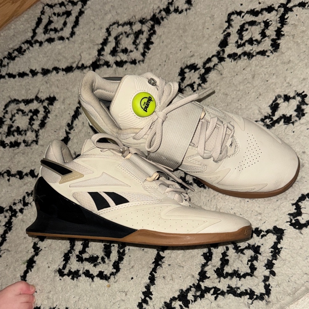 Reebok Woman’s White/Black Cross-Training Weight Lifting Shoe 7.5